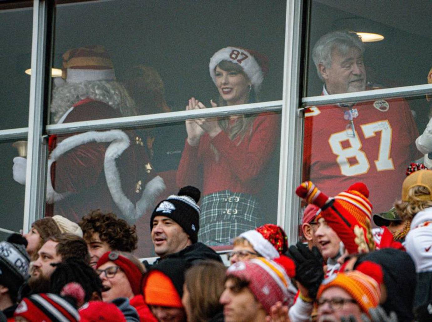 Taylor Swift rides in a golf cart with Santa at Chiefs game - Good Morning  America