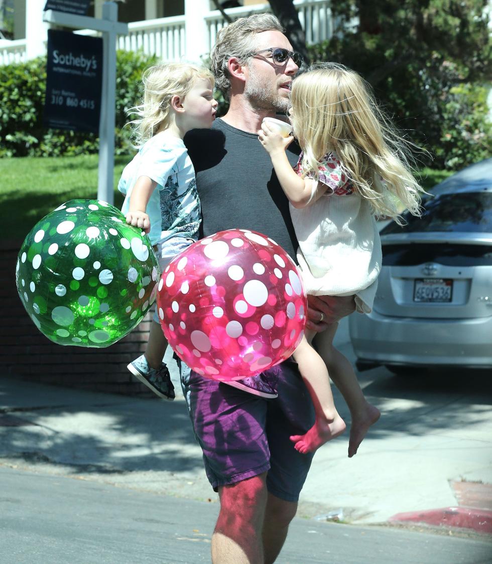 Exclusive&#8230; Jessica Simpson &amp; Family Attend A Birthday Party