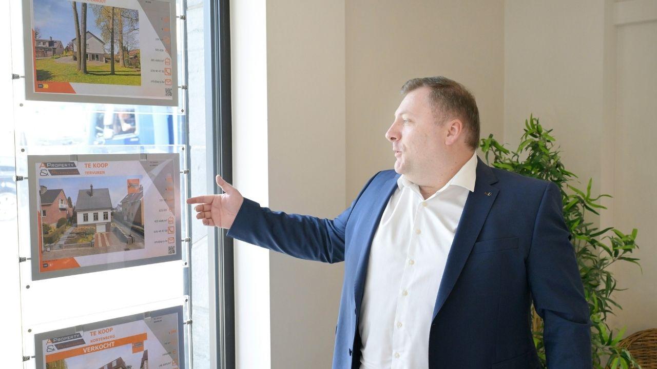 Image of One of the top-voted replies in the discussion suggested that a career as a real estate agent could be very profitable.