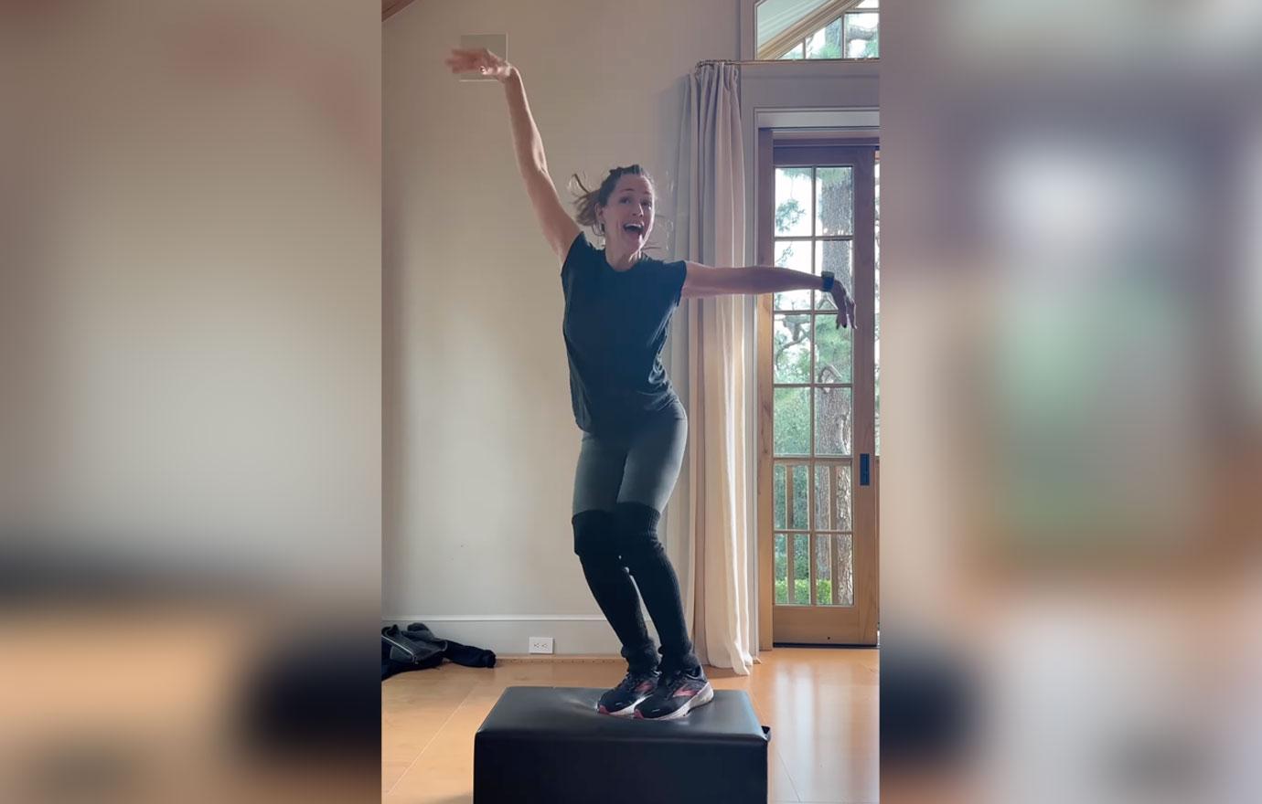 jennifer garner shows off fab figure during at home workout while trolling kids