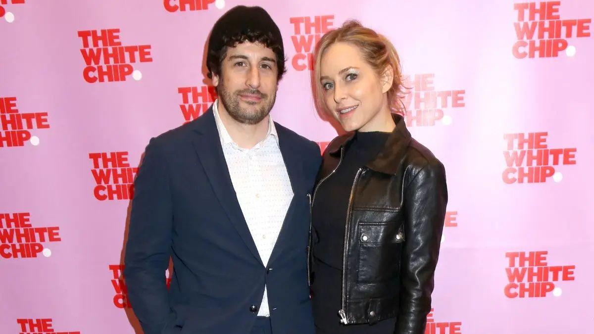 Photo of An insider admitted couples therapy helped Jason Biggs and estranged wife Jenny Mollen's marriage last longer.