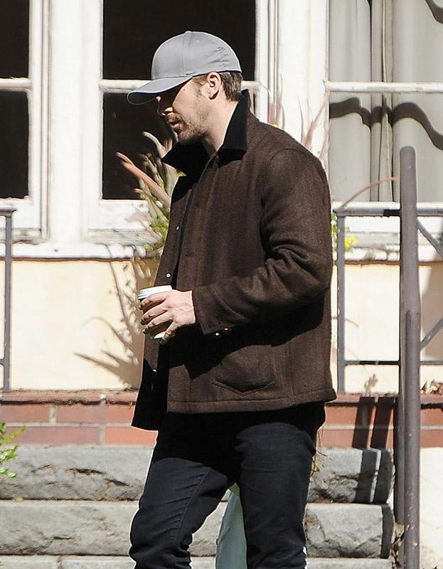 Exclusive&#8230; Ryan Gosling Running Errands With His Daughter ***NO USE W/O PRIOR AGREEMENT &#8211; CALL FOR PRICING***