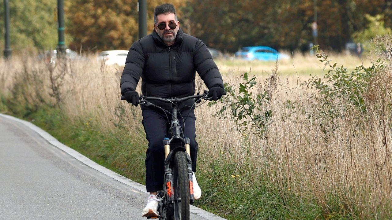 Image of Simon Cowell recovered from a broken arm after his second e-bike accident in 2022.