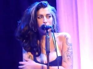 2011__07__Amy_Winehouse_July25newsbt_00 300×224.jpg