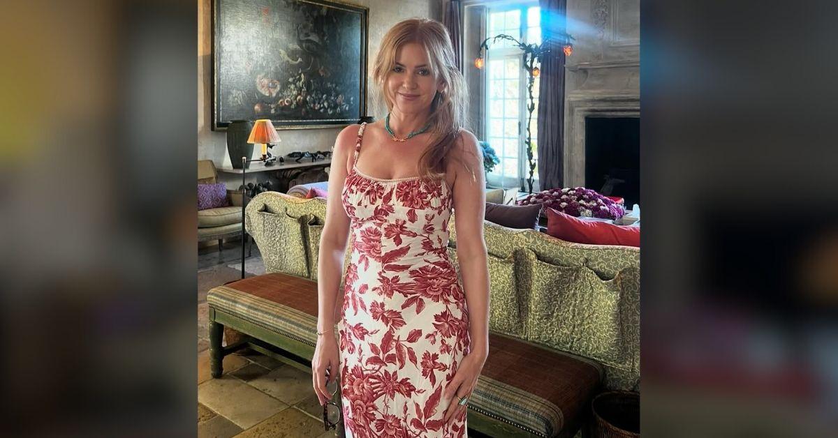 isla fisher  sizzles bikini jokes aging physique