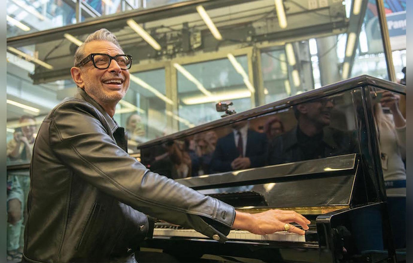 Jeff goldblum mobbed by fans today show 5