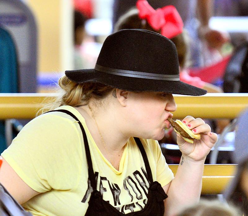 Feeding For 2 Pregnant Kelly Clarkson Grabs A Bite In Disney With Daughter River Rose 0879