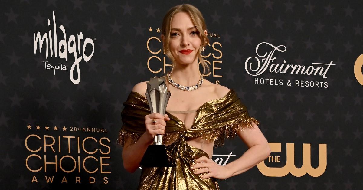 amanda seyfried flashed glen powell  critics choice awards