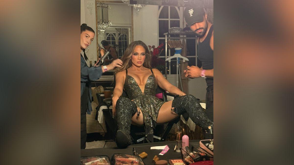 Image of Jennifer Lopez bared her cleavage in a sparkly number.