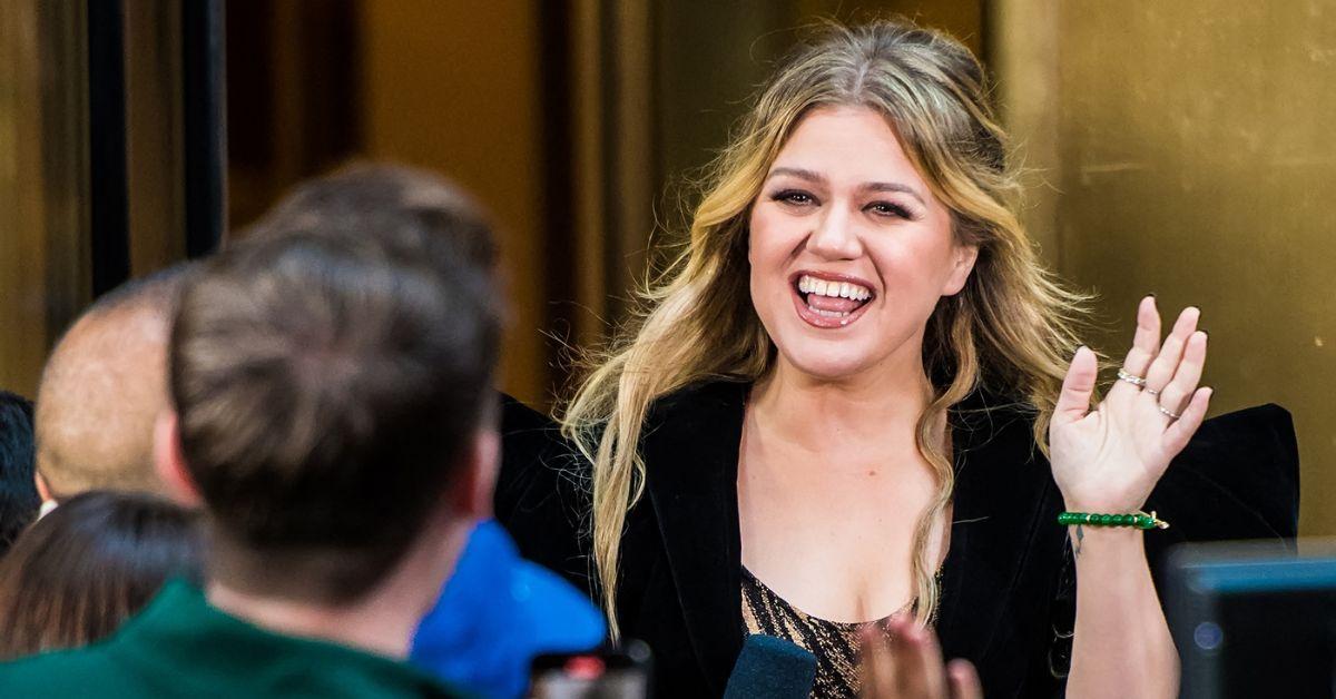 Photo of Kelly Clarkson blasted her former manager while on stage.