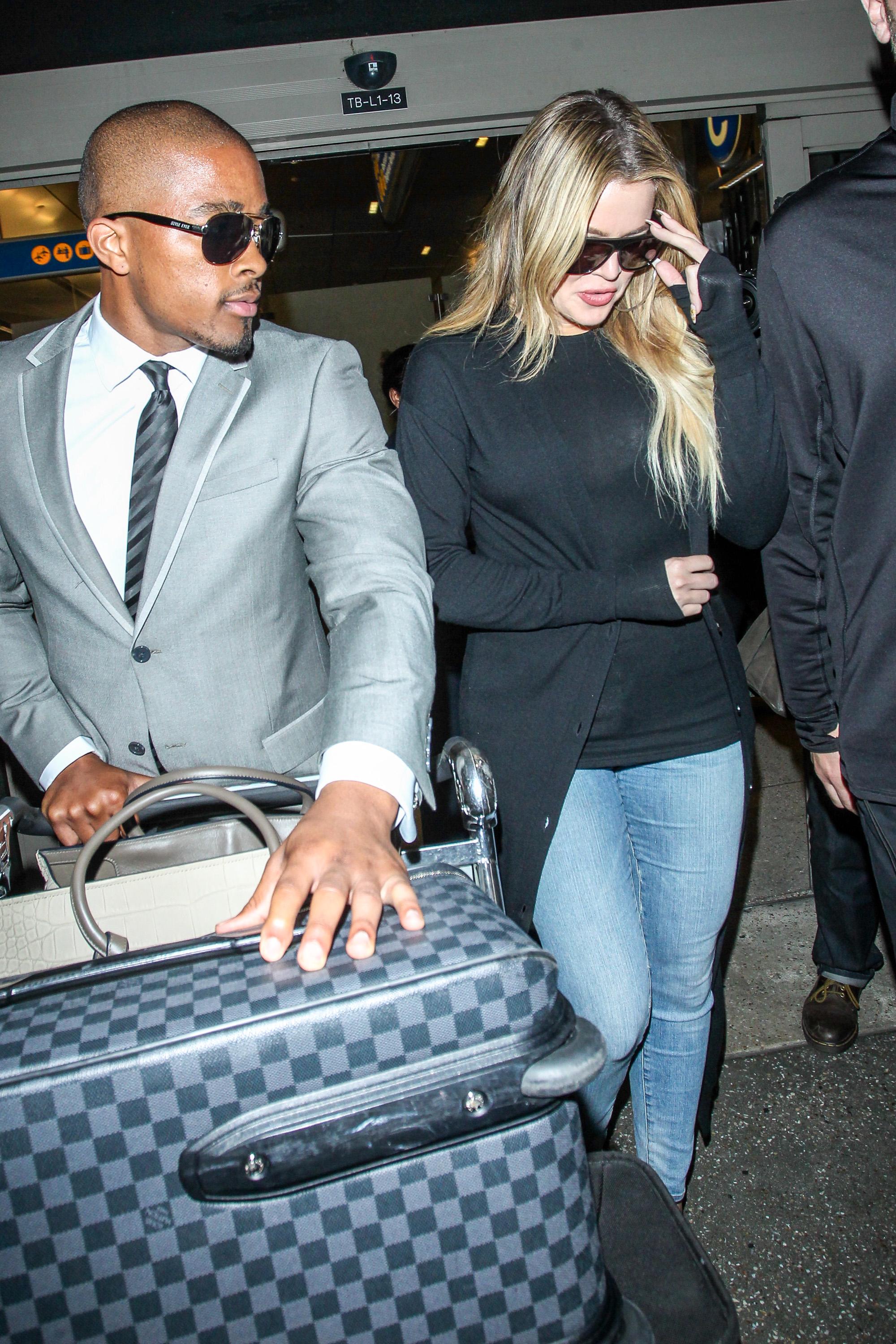 INF &#8211; Khloe Kardashian Gets Some Help Exiting LAX