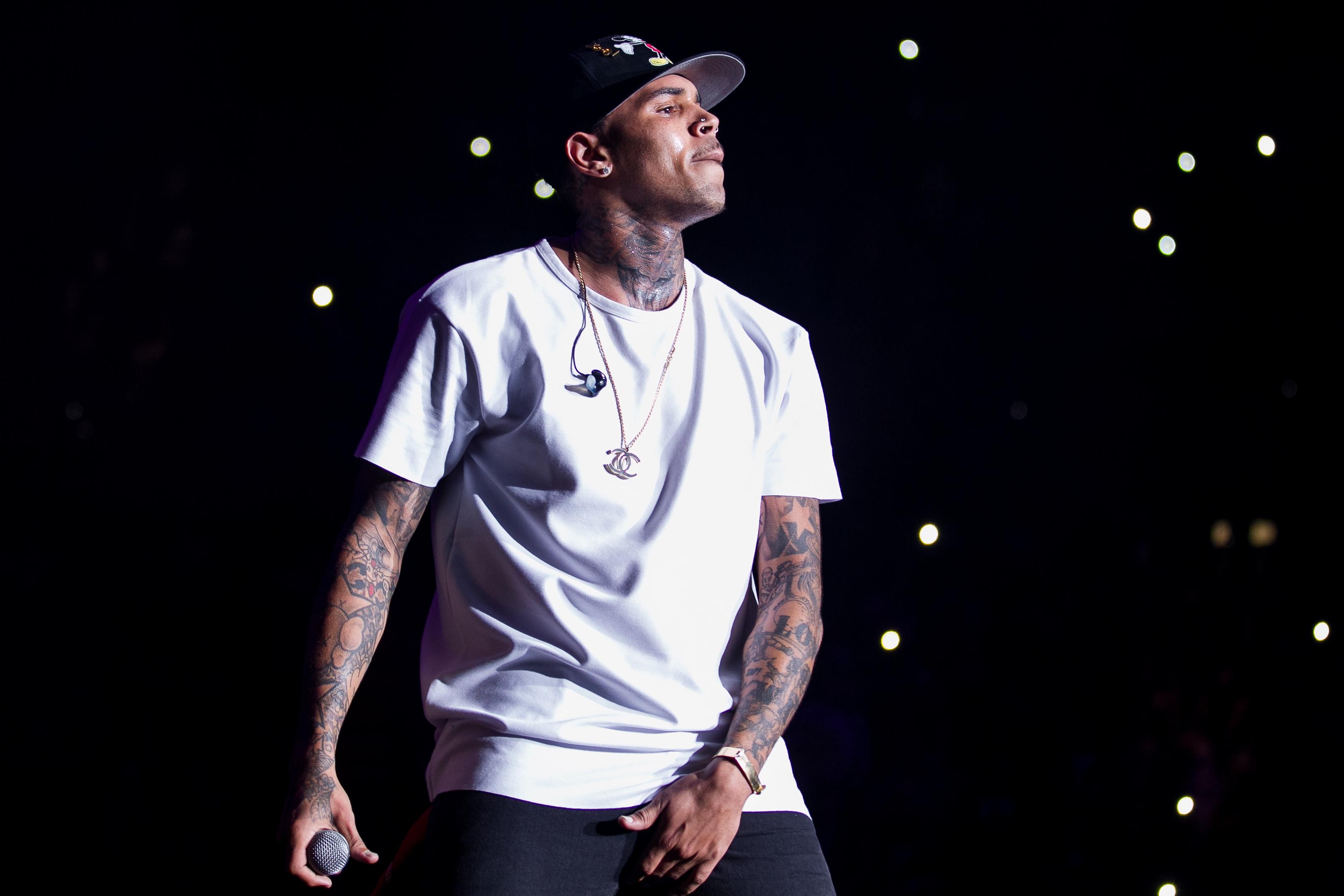 Chris Brown says&#8217; &#8220;I&#8217;m Single Too&#8230;..F!@$ That B#$@H!&#8221; on stage at &#8216;Cali Christmas&#8221;