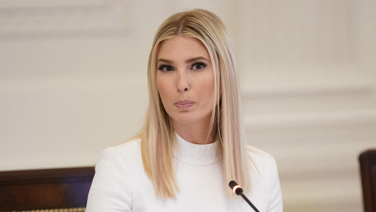 photo of Ivanka Trump and her daughter went horseback riding in Costa Rica.