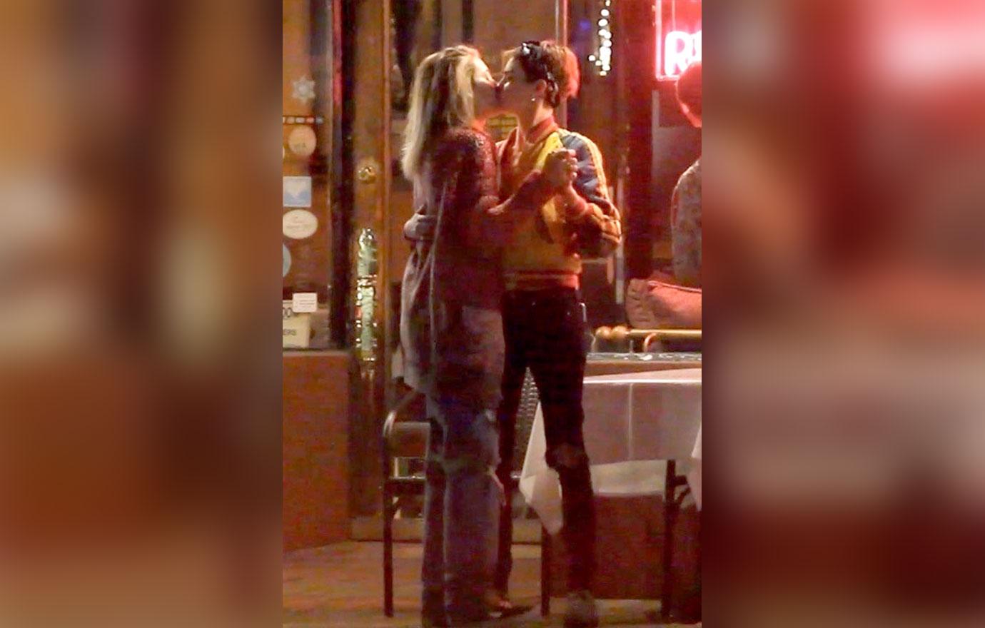 *PREMIUM EXCLUSIVE* Cara Delevingne and Paris Jackson Kiss on a date with Macaulay Culkin and Brenda Song