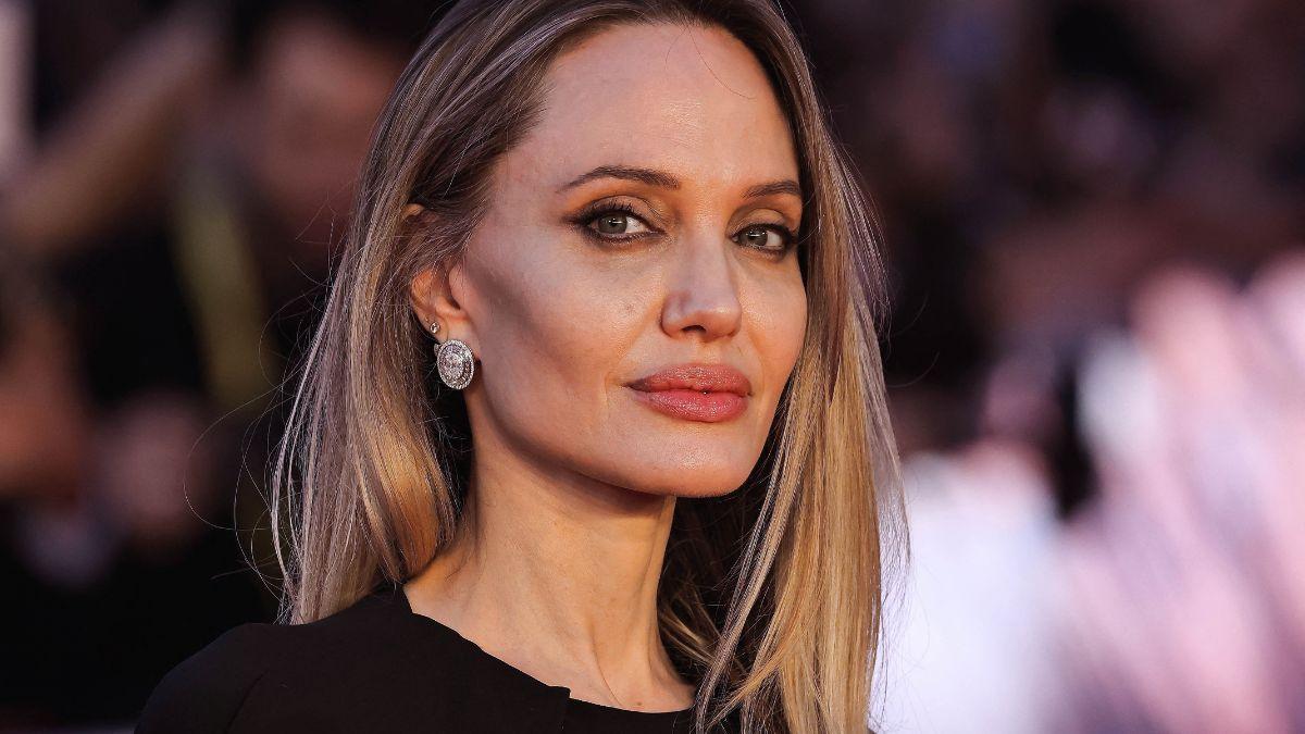 Image of Angelina Jolie is reportedly getting ill from the legal battle.