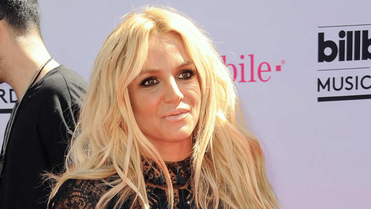 Image of Britney Spears checks herself into rehab following arrest. 
