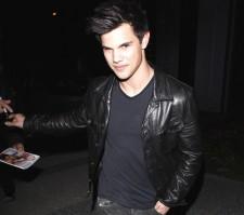 2010__02__Taylor_Lautner_Feb24_44main 225×199.jpg