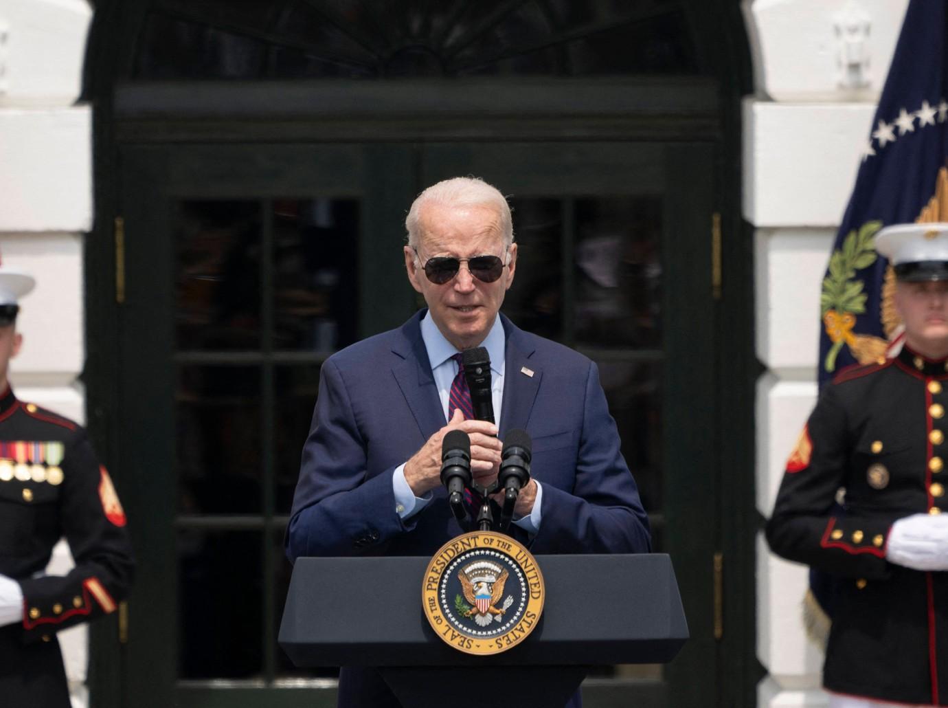 president joe biden under fire using cheat sheet press conference