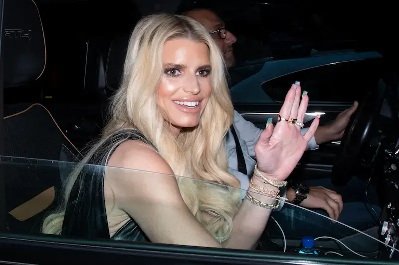 Jessica Simpson Looks Unrecognizable While Posing With Mom: Photo