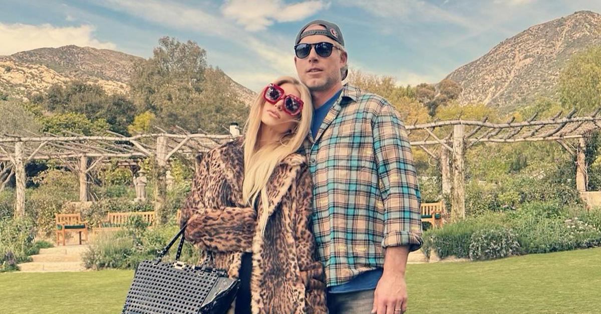 Jessica Simpson shares three-way kiss with friends in Instagram pic 