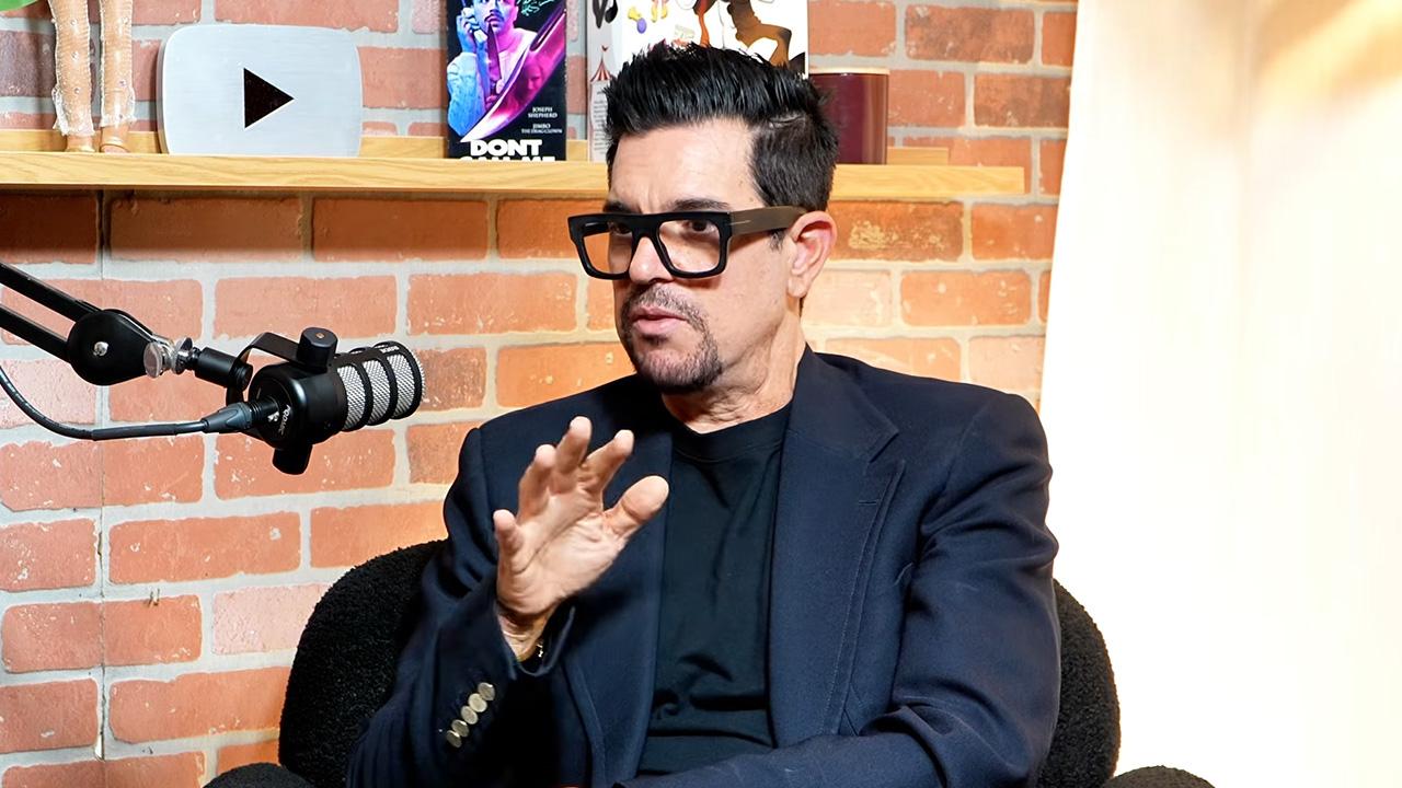 Image of Chris Applebaum convinced Britney Spears to 'show' Justin Timberlake 'that he just lost.'
