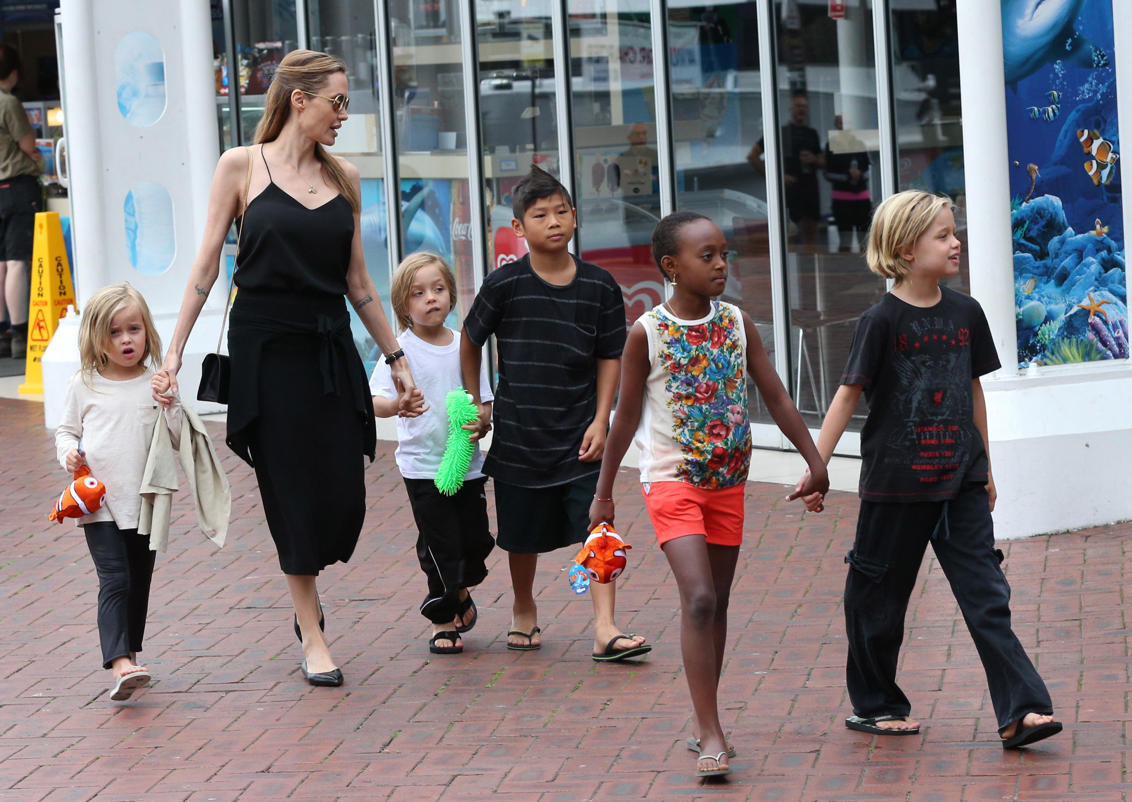 Angelina Jolie and kids goes to the Sydney Aquarium