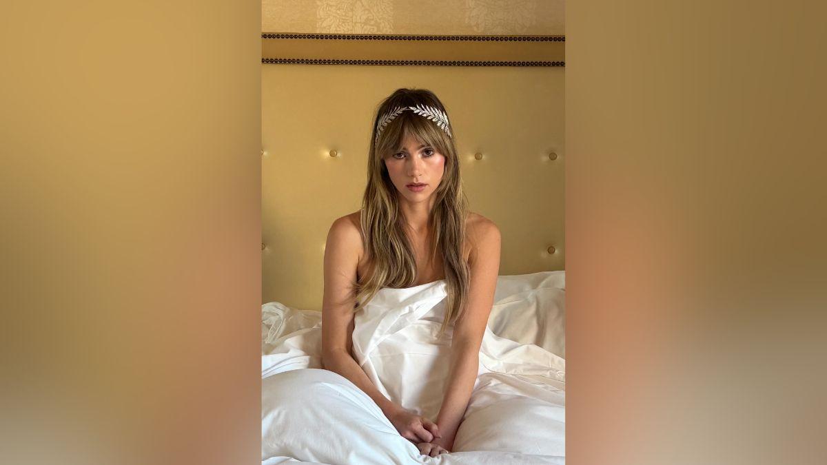 Image of Suki Waterhouse almost exposed everything in a near-naked snap.