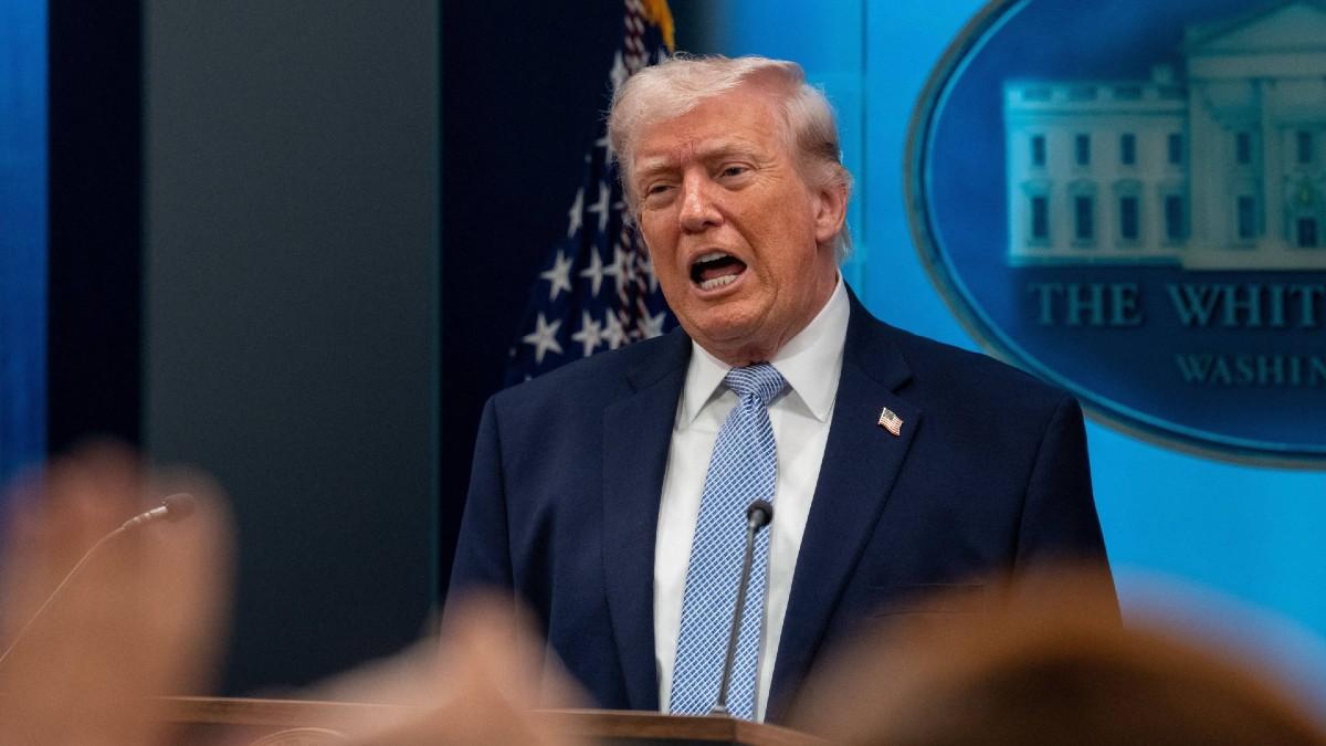 image of Donald Trump threatened Iran in early April.