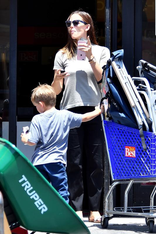 Jennifer Garner stocks up for the 4th of July at the Hardware Store