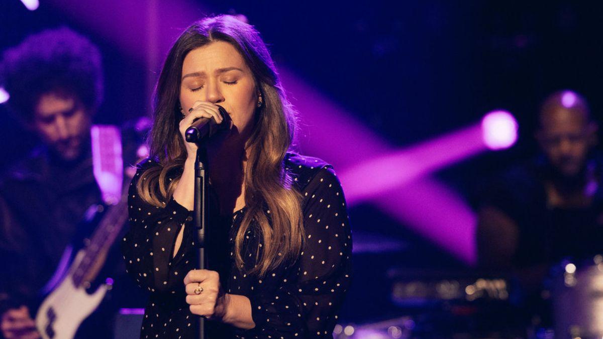 kelly clarkson announces talk show is ending after  seasons what to know