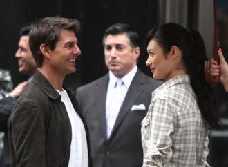 Tom cruise june12 oblivion set.jpg