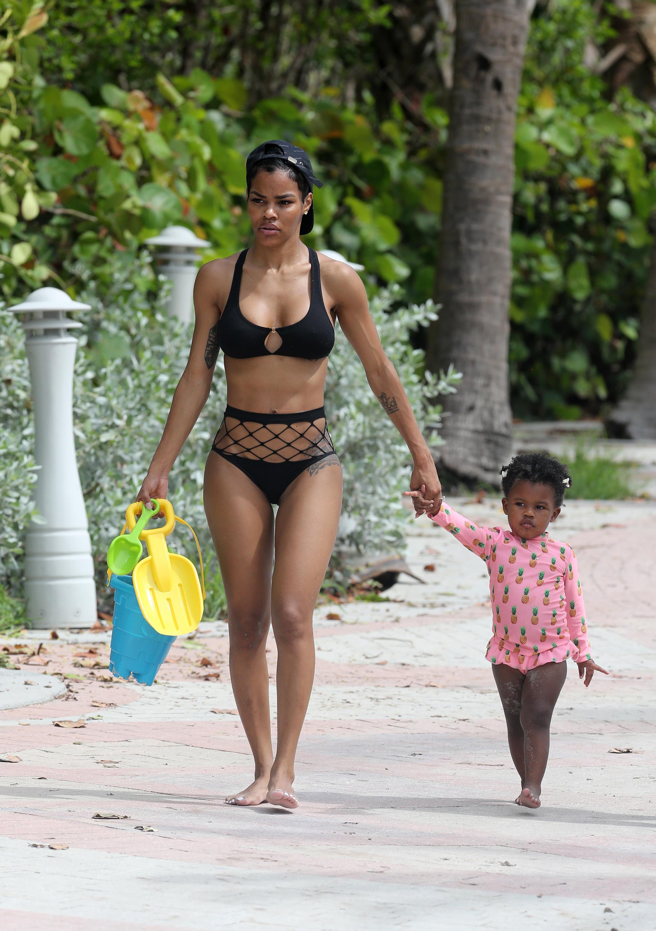 Singer Teyana Taylor shows off her abs in a black bikini on the beach in Miami