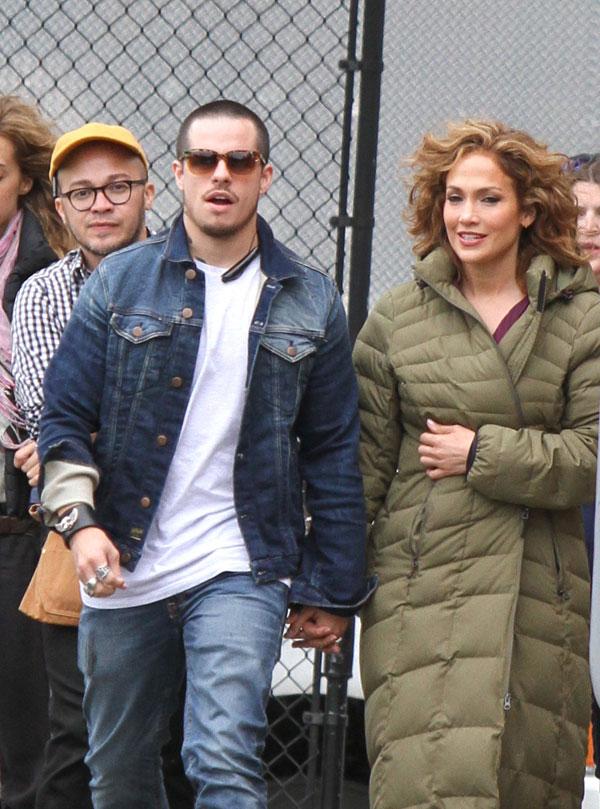 Jennifer lopez casper smart holding hands 02