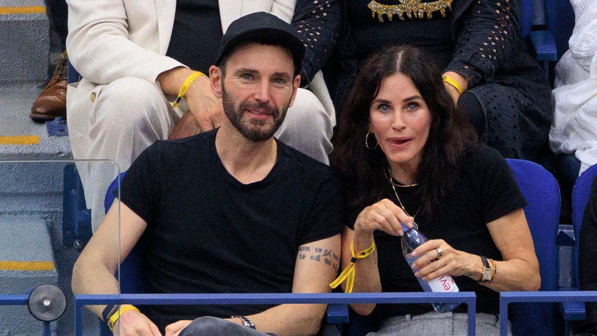 image of Courteney Cox and Johnny McDaid