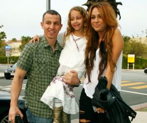 2010__05__miley_cyrus_a_may20 300×286.jpg