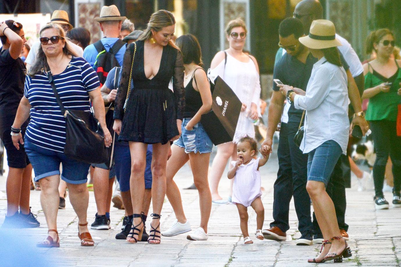 Chrissy Teigen John Legend Luna Venice Photos 02