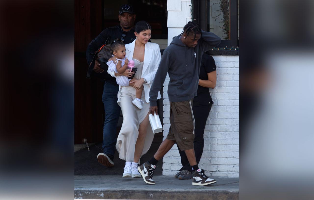 Kylie Jenner & Travis Scott Dance During Their European Vacation(00)