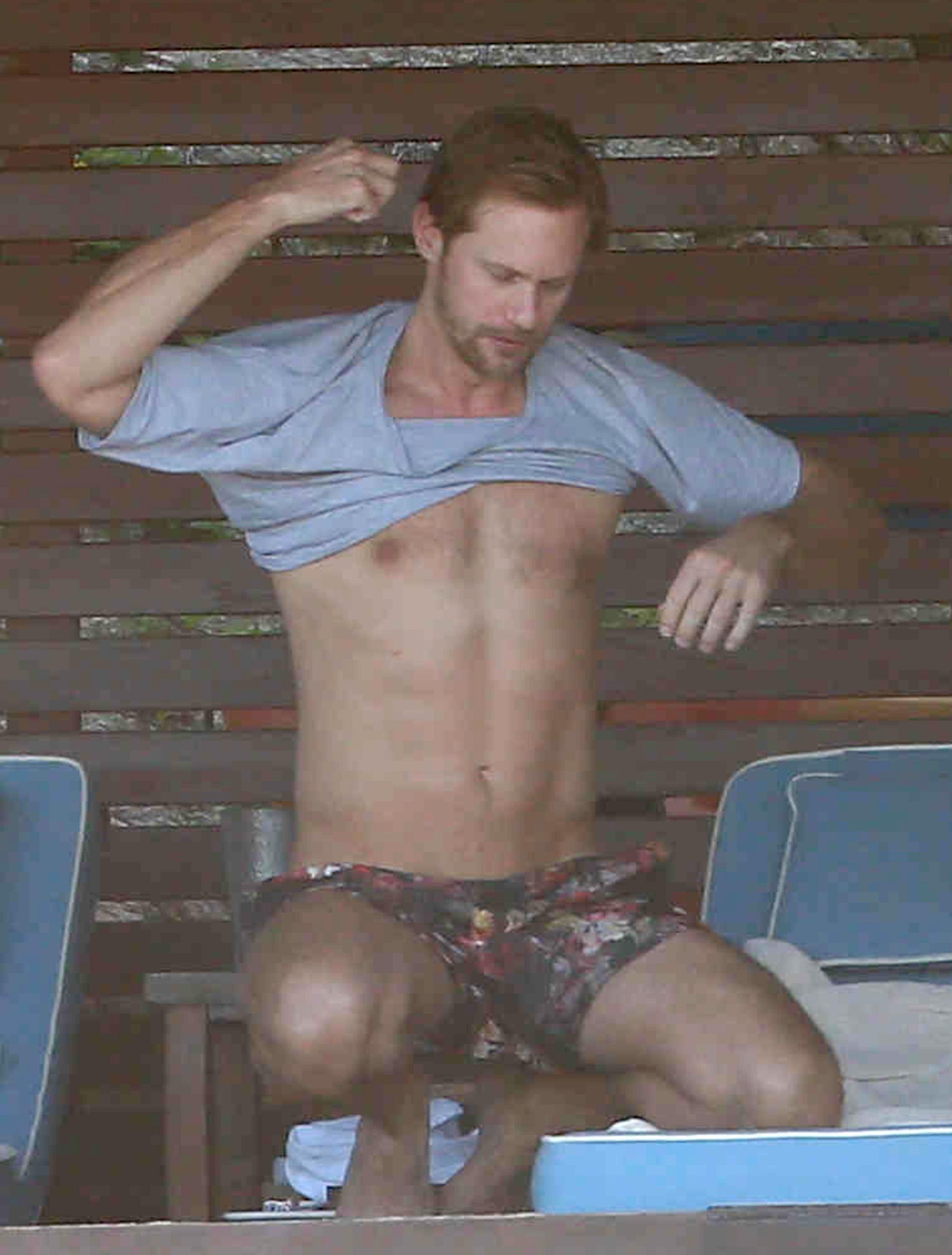 Exclusive&#8230; Alexander Skarsgard Lays Out On The Beach In Mexico