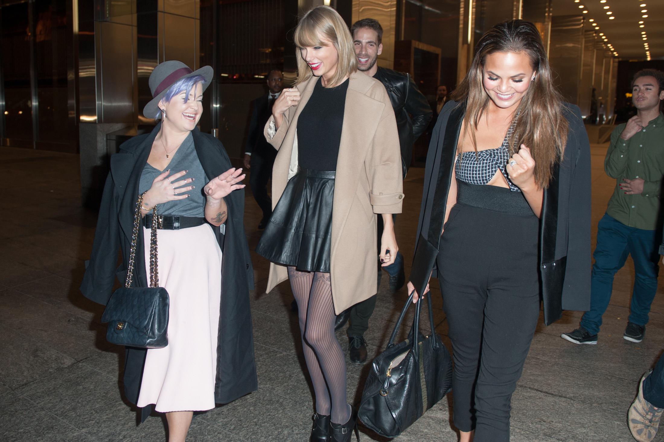 Taylor Swift leaves dinner with Kelly Osbourne and Chrissy Teigen