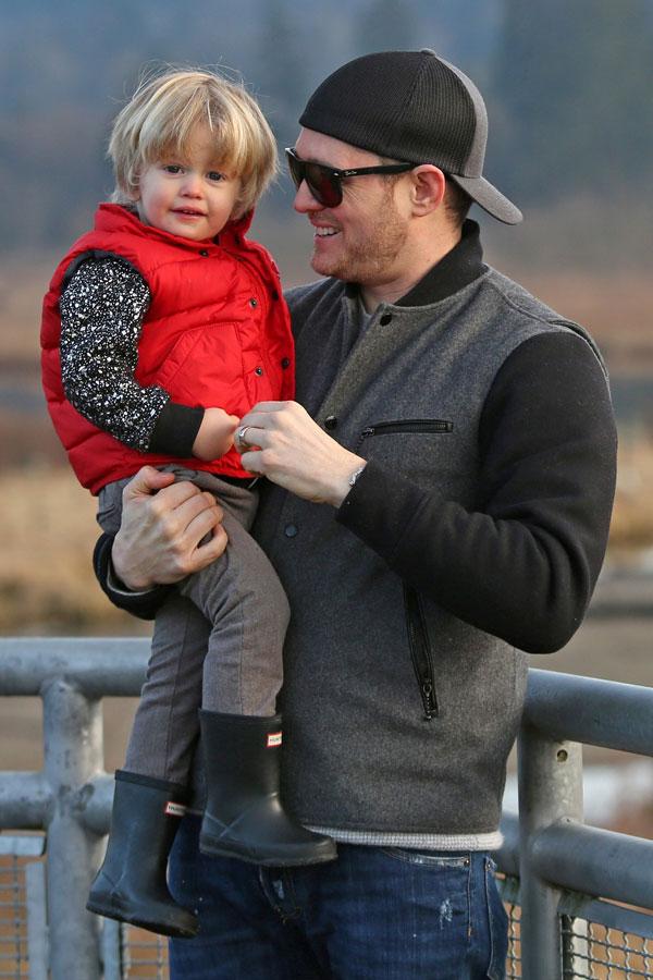 michael buble son noah feeding ducks