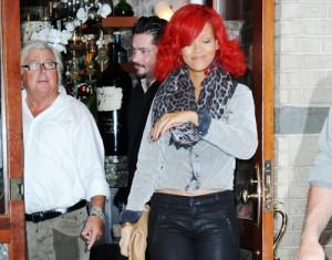 2010__09__47_Rihanna_Sept29a 300×235.jpg