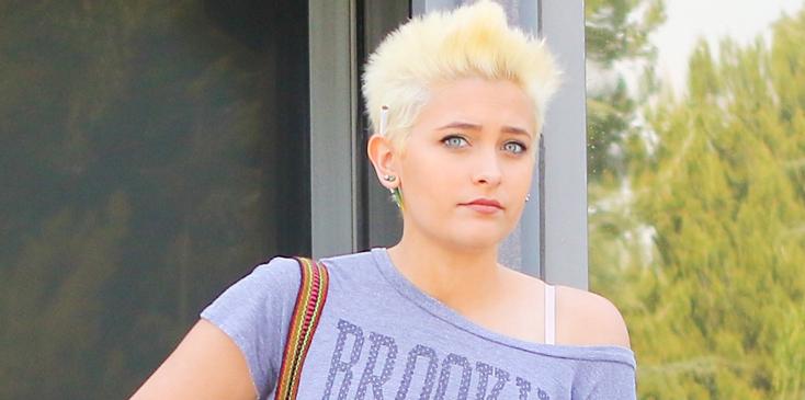 17 year old Paris Jackson drops by Starbucks with a Cigarette in her ear!