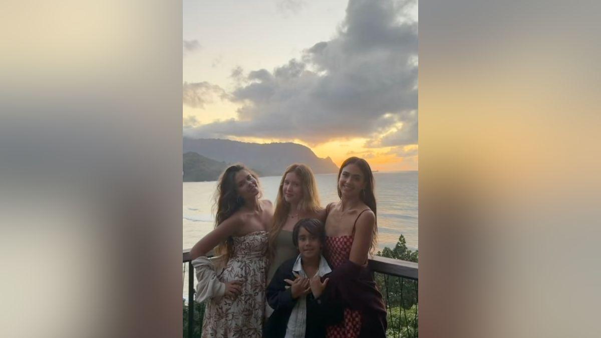Image of Jessica Alba was all smiles at sunset with her kids.