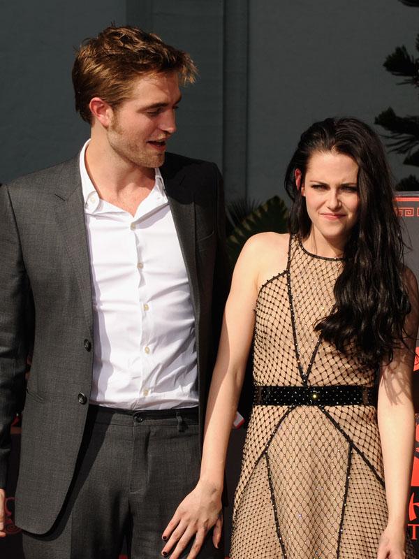 Kristen stewart robert pattinson august14 _ _1.jpg