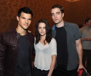 2011__07__Taylor_Lautner_Kristen_Stewart_Robert_Pattinson_July21ne 300×254.jpg