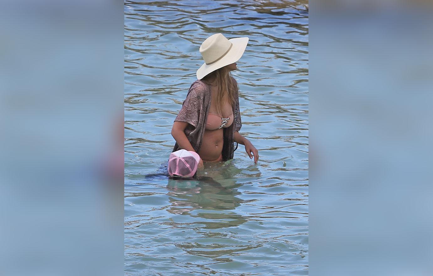 Jessica Alba Pregnant Bikini Baby Bump Photos 05