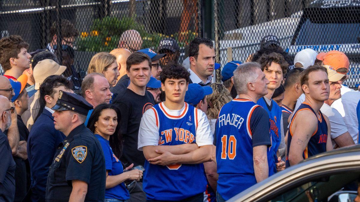 Image of The Knicks lost to the Spurs in a close matchup.