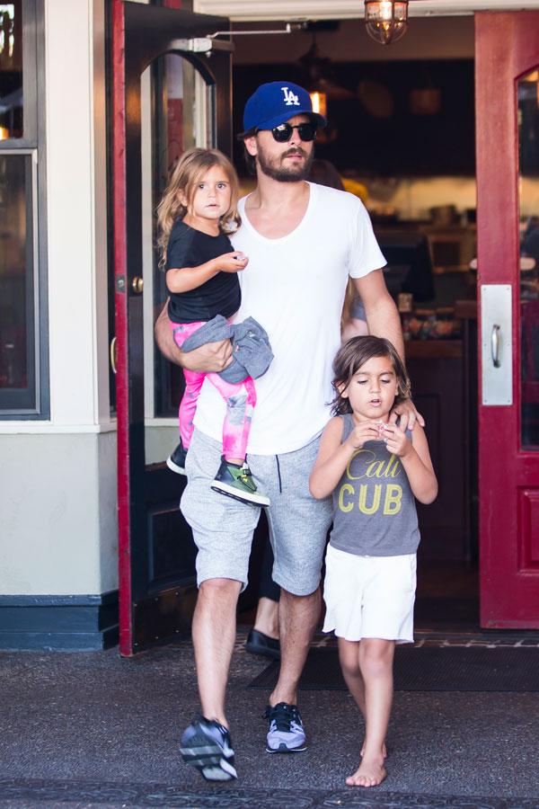 Scott disick ignores hot women4