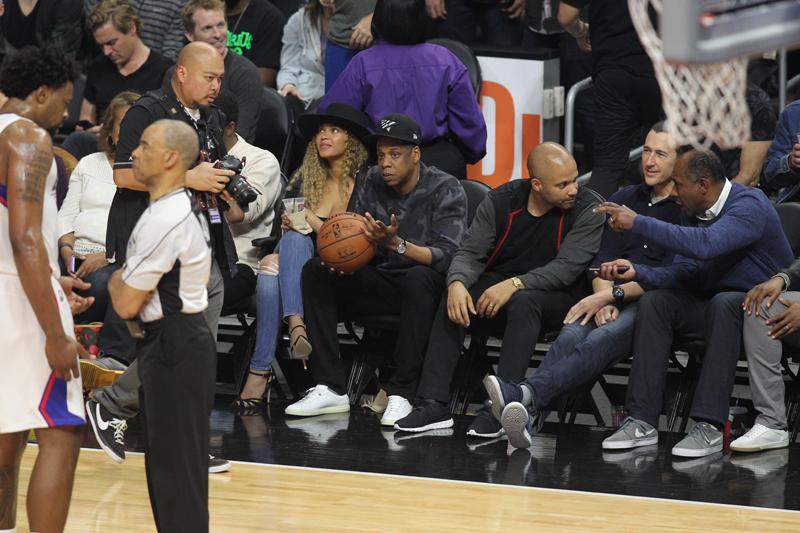 Jay Z and Beyonce&#8217; love coming out to the games.