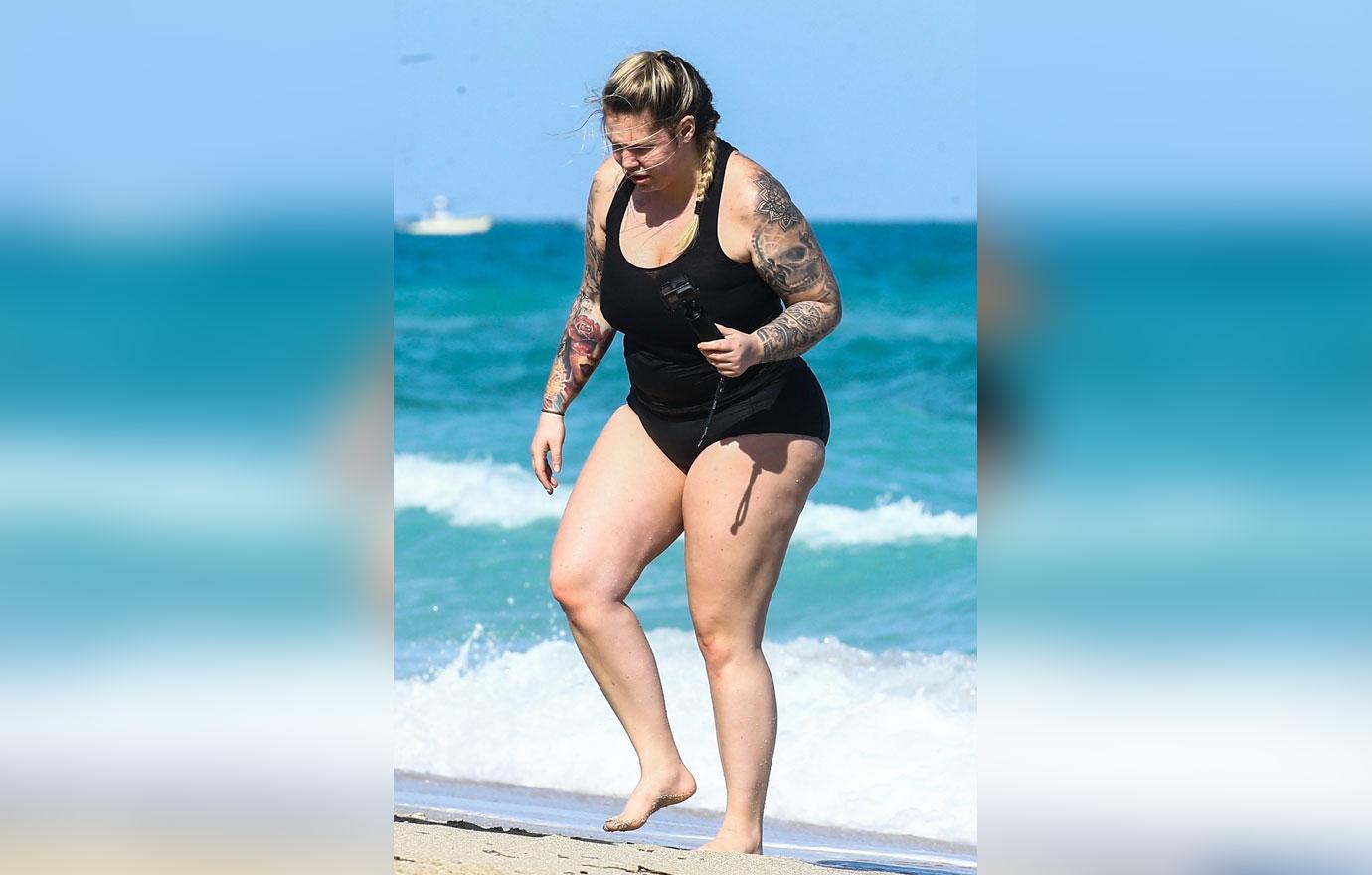 *EXCLUSIVE* Kailyn Lowry hits the beach with Baby Lux in Miami